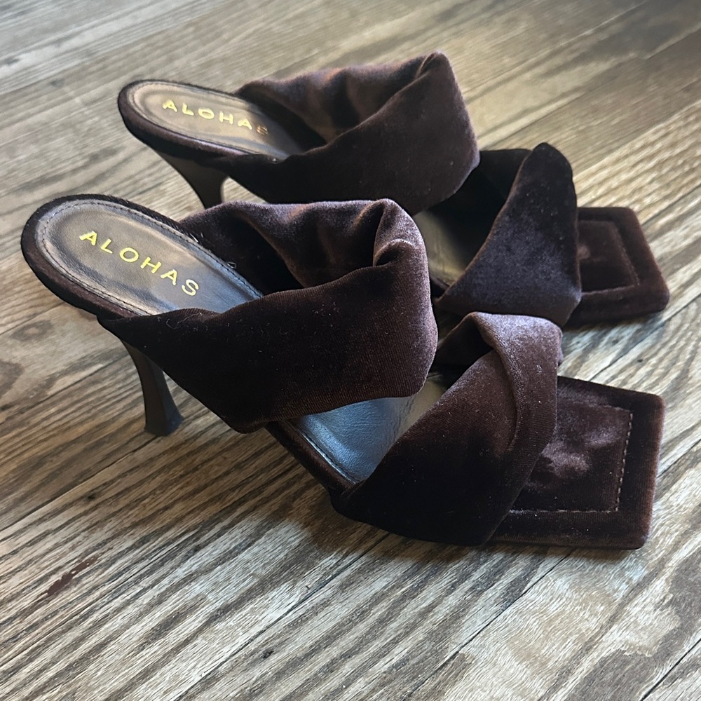 Alohas for Anthropologie Brown Velvet Puffy cross Strap Mules Size 38 US 8 EUC